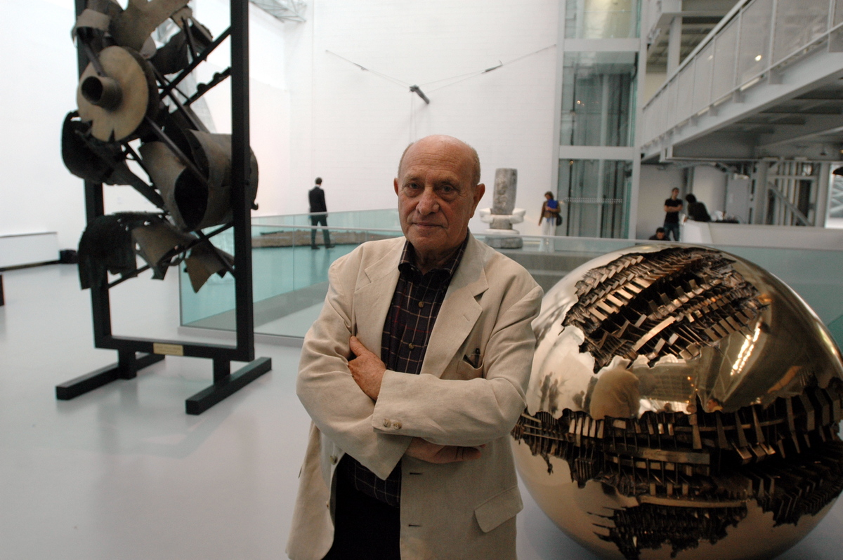Chi era Arnaldo Pomodoro, il maestro delle sfere di bronzo che tutto il mondo ci invidiava Chi era Arnaldo Pomodoro, il maestro delle sfere di bronzo che tutto il mondo ci invidiava