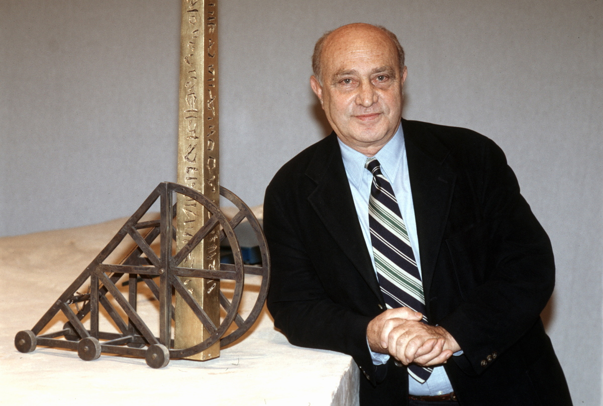 Chi era Arnaldo Pomodoro, il maestro delle sfere di bronzo che tutto il mondo ci invidiava Chi era Arnaldo Pomodoro, il maestro delle sfere di bronzo che tutto il mondo ci invidiava