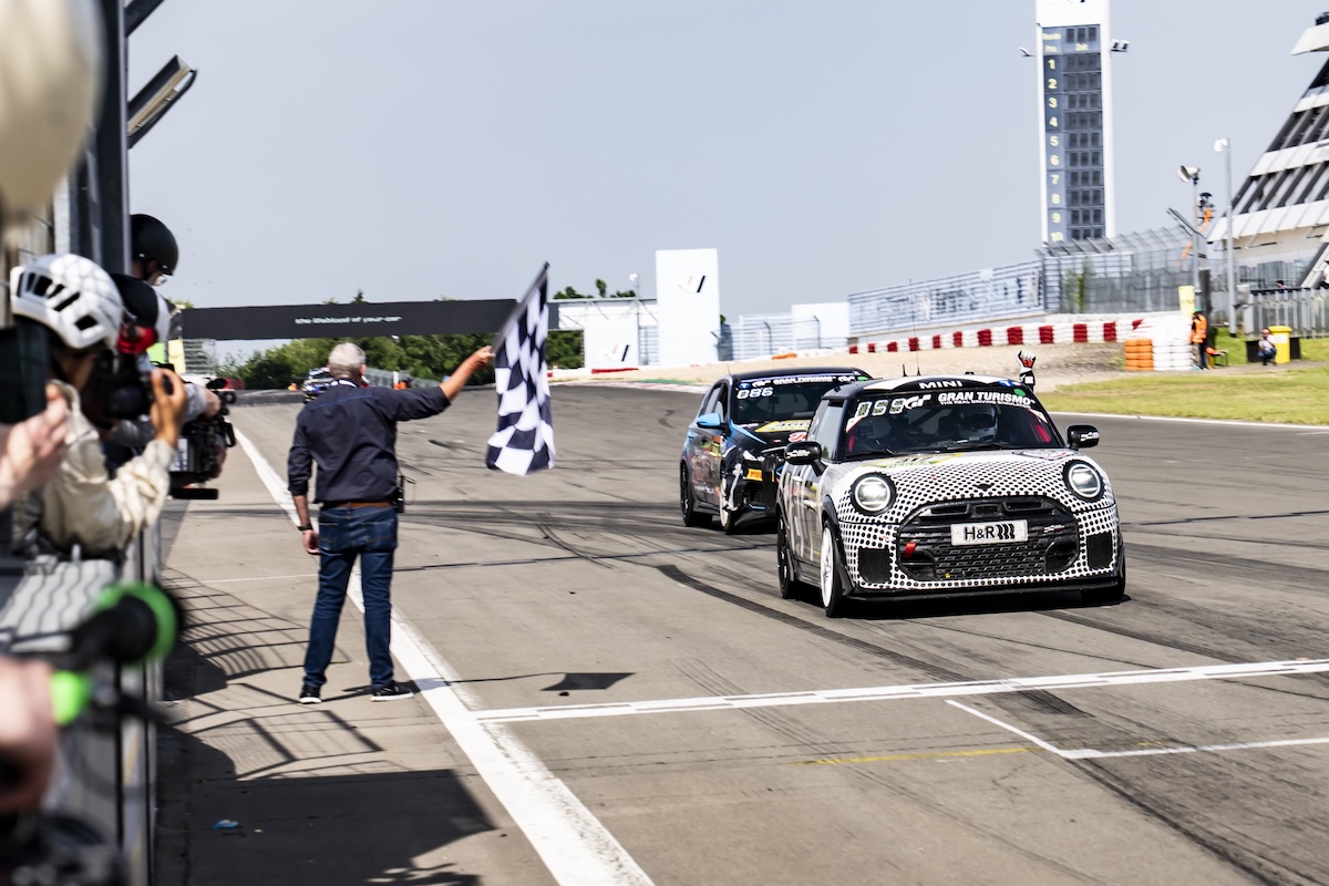 MINI JCW e Bulldog Racing sul podio alla 24 Ore del Nürburgring