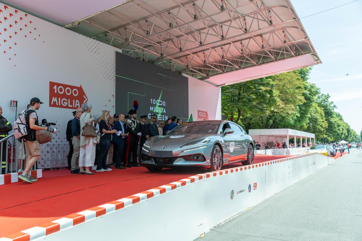 Denza Z9 GT debutta alla 1000 Miglia Green: lusso elettrico in gara Denza Z9 GT debutta alla 1000 Miglia Green: lusso elettrico in gara