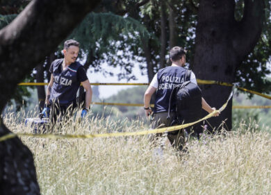 Donna e figlia trovate morte a Villa Pamphili, il finto regista Kaufmann ha dormito nel parco per 15 giorni