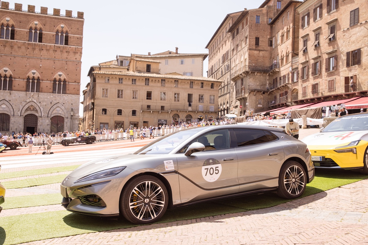 Denza Z9 GT debutta alla 1000 Miglia Green: lusso elettrico in gara Denza Z9 GT debutta alla 1000 Miglia Green: lusso elettrico in gara