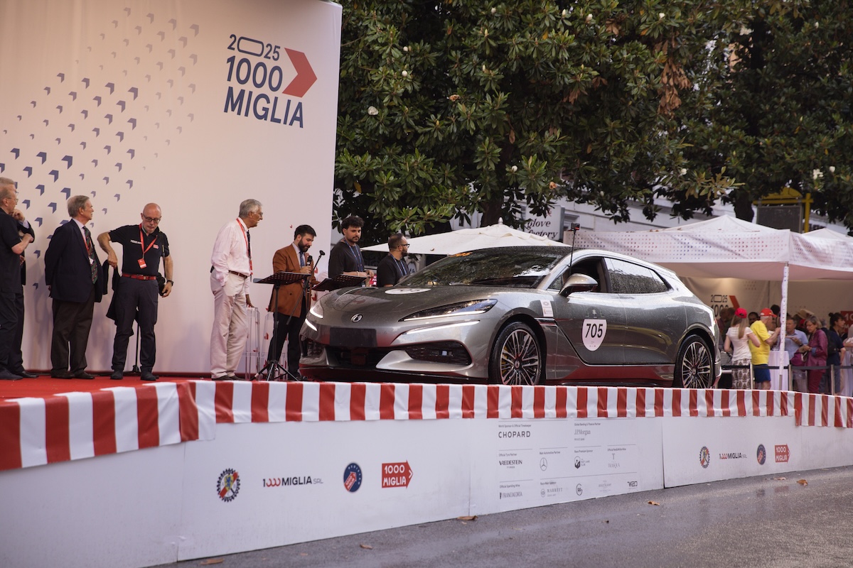 Denza Z9 GT debutta alla 1000 Miglia Green: lusso elettrico in gara Denza Z9 GT debutta alla 1000 Miglia Green: lusso elettrico in gara