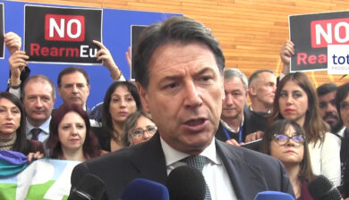 Conte lancia il “No Rearm, No War”, all’Aja la manifestazione 5S contro il riarmo europeo