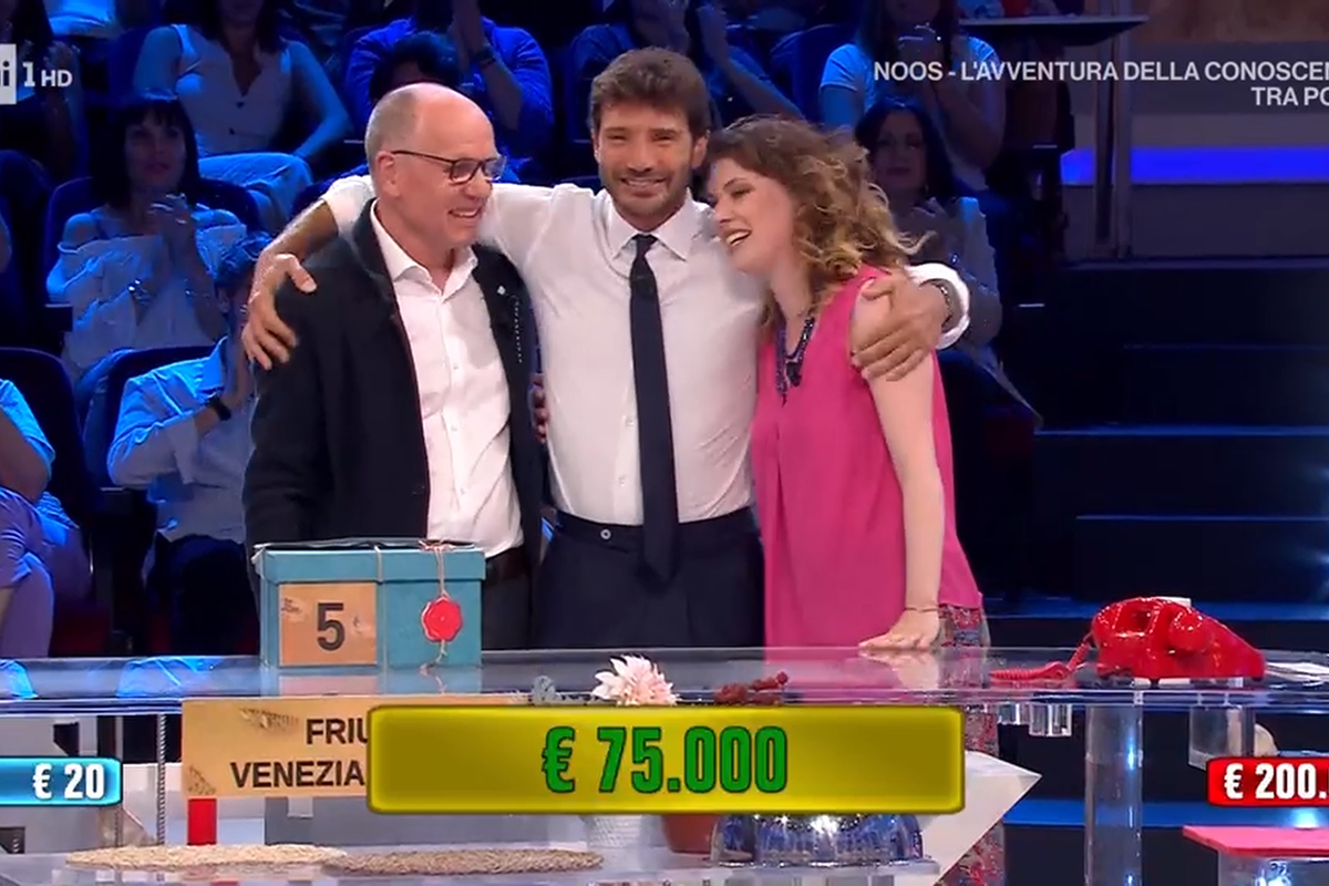 Affari Tuoi, Federica litiga col padre per i 75mila euro: “Fammi decidere!” Affari Tuoi, Federica litiga col padre per i 75mila euro: “Fammi decidere!”