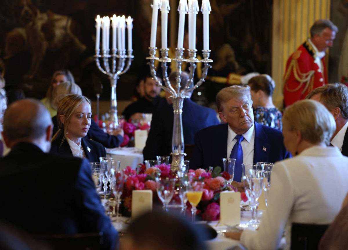 Vertice Nato, Trump e Meloni seduti a fianco a cena. Nel menù: Medio Oriente, spese militari e sforzi dell’Italia Vertice Nato, Trump e Meloni seduti a fianco a cena. Nel menù: Medio Oriente, spese militari e sforzi dell’Italia