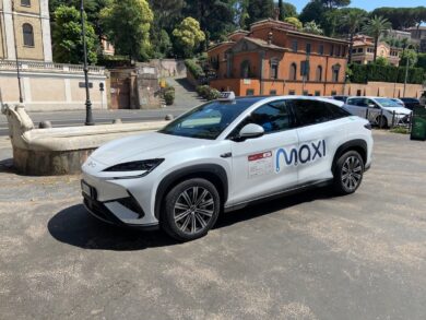 BYD e MAXI portano la mobilità elettrica nei taxi: a Roma le prime Sealion 7