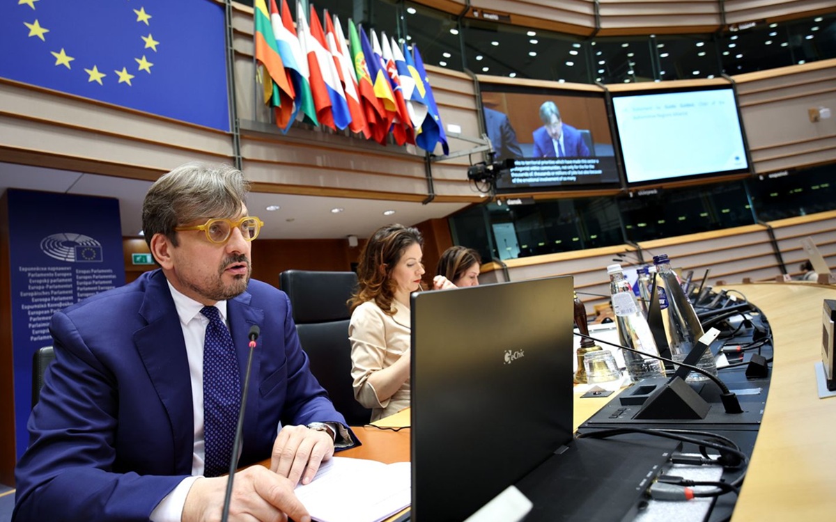 Ue, l’allarme di Guidesi (Lombardia): “A rischio la funzionalità delle Regioni e la crescita economica” Ue, l’allarme di Guidesi (Lombardia): “A rischio la funzionalità delle Regioni e la crescita economica”