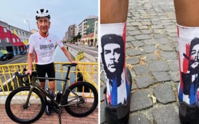Sala in bici da Milano alla Liguria: la polemica per il curioso dettaglio dei calzini di Che Guevara