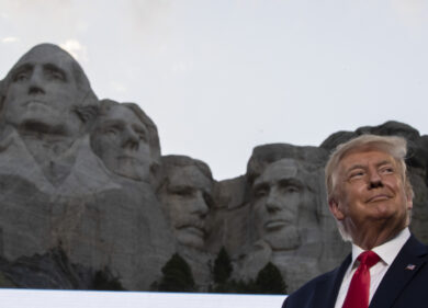 Trump vuole il suo volto sul monte Rushmore. Non è solo un capriccio, presentata una legge