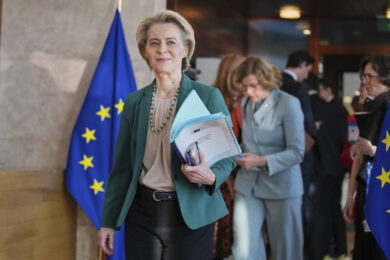 Ue, ultimatum dei socialisti a von der Leyen: se molli sul Green deal usciamo dalla coalizione