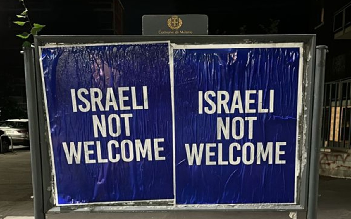 Milano tappezzata di cartelli con la scritta “Israeli not welcome” (anche su bacheche comunali) Milano tappezzata di cartelli con la scritta “Israeli not welcome” (anche su bacheche comunali)
