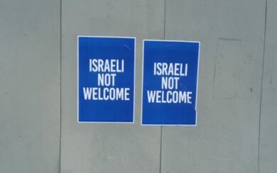 Milano tappezzata di cartelli con la scritta “Israeli not welcome” (anche su bacheche comunali)