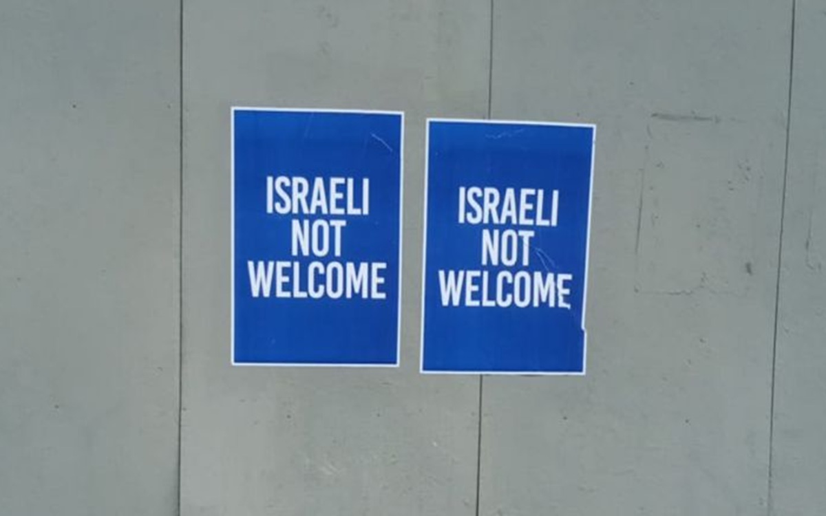 Milano tappezzata di cartelli con la scritta “Israeli not welcome” (anche su bacheche comunali) Milano tappezzata di cartelli con la scritta “Israeli not welcome” (anche su bacheche comunali)