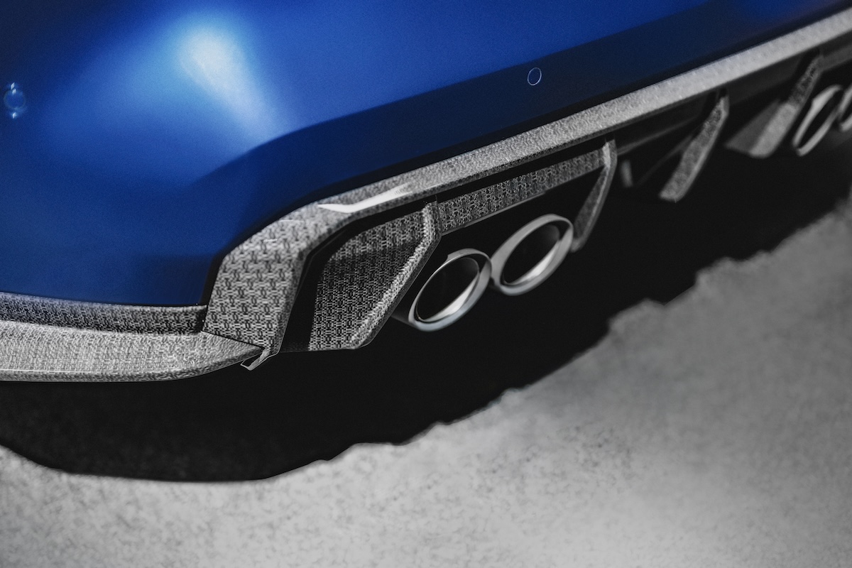 BMW punta sulle fibre naturali: dai circuiti alla produzione di serie per un’auto più sostenibile BMW punta sulle fibre naturali: dai circuiti alla produzione di serie per un’auto più sostenibile