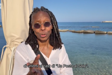 Palinsesti Rai, Whoopi Goldberg entra in Un Posto al Sole: “È folle, ma ci sarò”.  Il video social