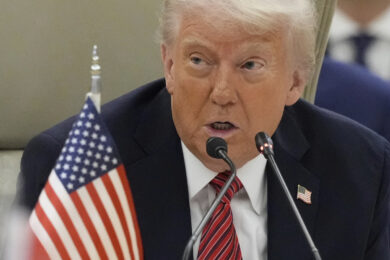 Trump stronca l’accordo nucleare: “30 miliardi a Teheran? Ridicolo”. L’Iran: “Se vuole un’intesa rispetti la Guida Suprema”