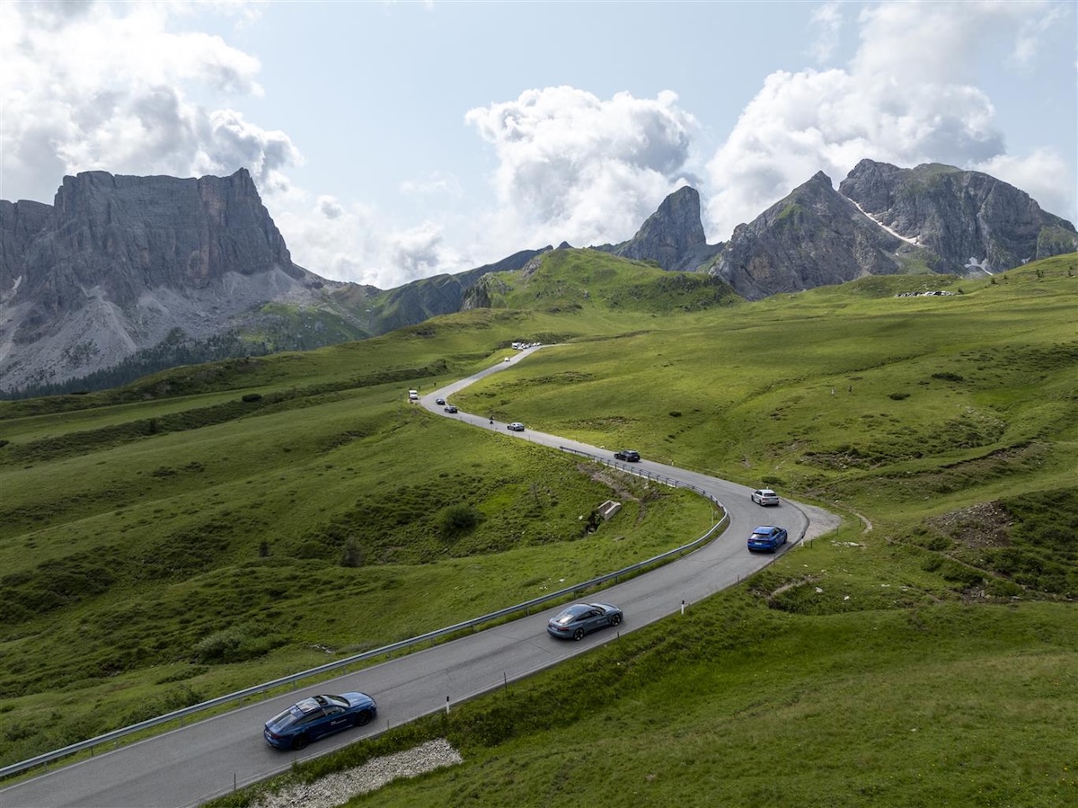 Audi Grand Tour Dolomiti 2025: tra sportività, lusso e sostenibilità sulle strade delle Alpi Audi Grand Tour Dolomiti 2025: tra sportività, lusso e sostenibilità sulle strade delle Alpi
