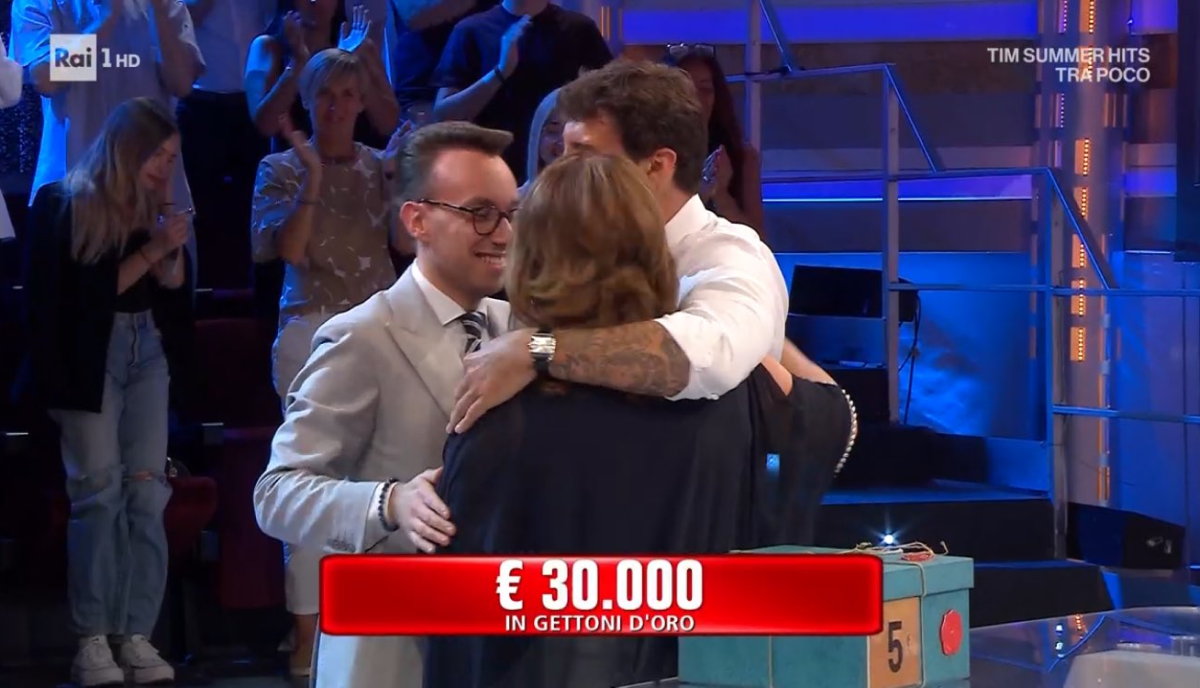 Affari Tuoi, standing ovation per Antonio: il Presidente chiude col botto e con le tasche piene Affari Tuoi, standing ovation per Antonio: il Presidente chiude col botto e con le tasche piene