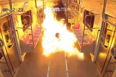 Va in metro e dà fuoco all’intero vagone: il folle gesto di un uomo a Seul | VIDEO