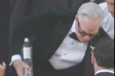 Paura alle nozze di Jeff Bezos: Tommy Hilfiger rischia di cadere in acqua. Le immagini fanno il giro del web