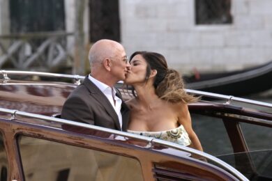 Jeff Bezos e le nozze con Lauren Sanchez. Proteste durissime a Venezia. Il video che in Italia non hanno mostrato