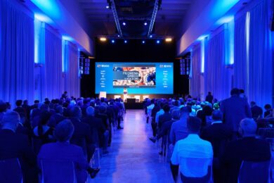 Auto troppo care, italiani fermi e Cina in corsa: il sorpasso parte dal prezzo