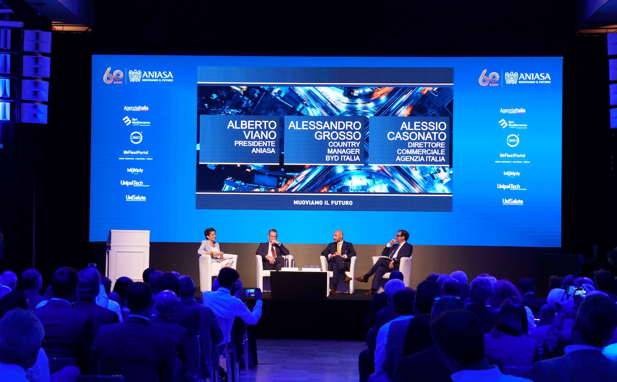 Auto troppo care, italiani fermi e Cina in corsa: il sorpasso parte dal prezzo Auto troppo care, italiani fermi e Cina in corsa: il sorpasso parte dal prezzo