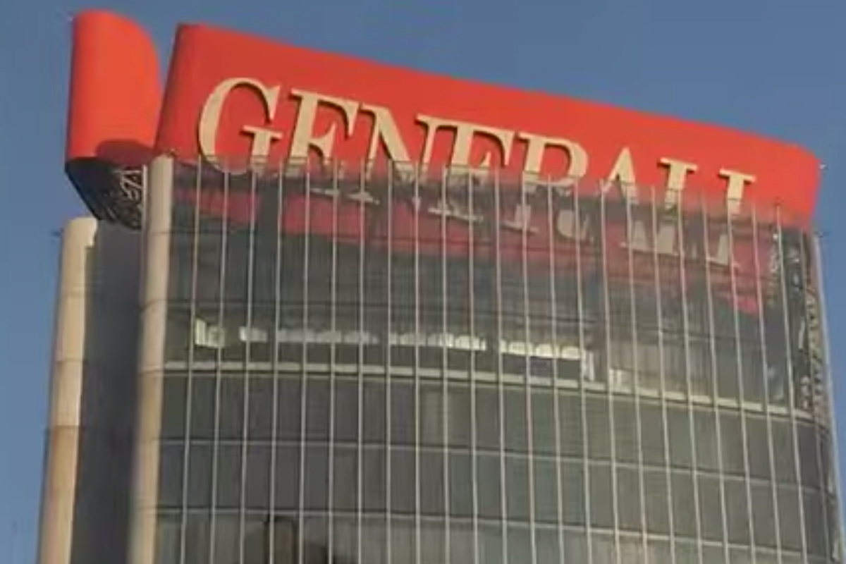 Paura a CityLife, collassa a 192 metri di altezza l’insegna Generali sulla Torre Hadid. Il cedimento a causa del caldo