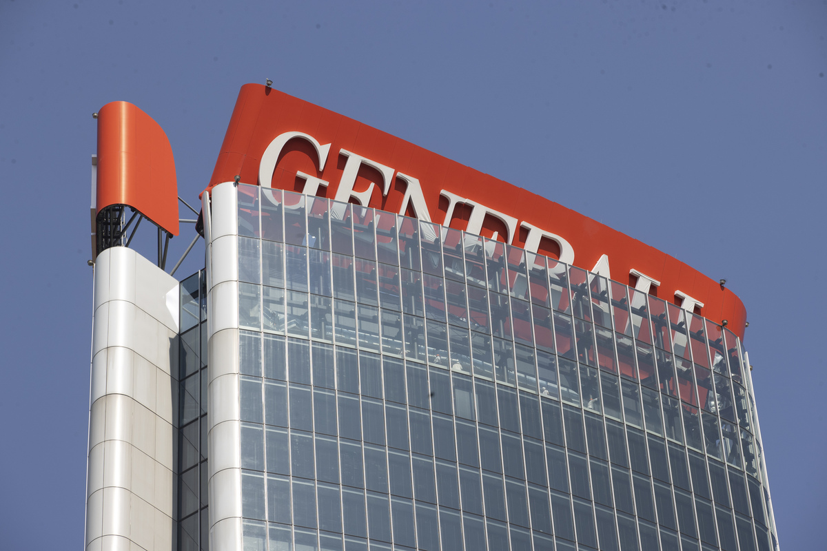 Paura a CityLife, collassa a 192 metri di altezza l’insegna Generali sulla Torre Hadid. Il cedimento a causa del caldo