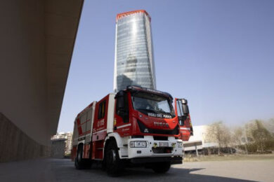 Paura a CityLife, collassa a 192 metri di altezza l’insegna Generali sulla Torre Hadid. Il cedimento a causa del caldo