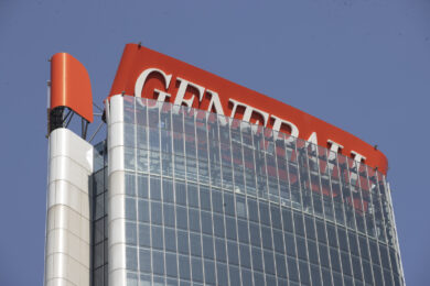 C’è chi vede l’insegna Generali e non il palazzo sotto