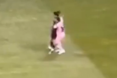 Messi  perde la testa contro il PSG: il video del pugno a Vitinha fa il giro del mondo