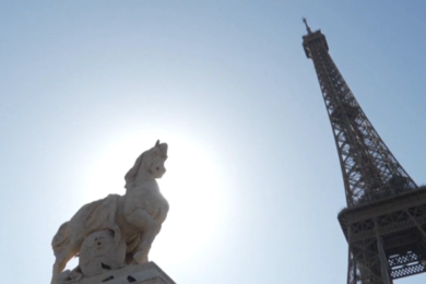 Parigi va a fuoco, la torre Eiffel chiusa per troppo caldo: sconcerto e code tra i turisti