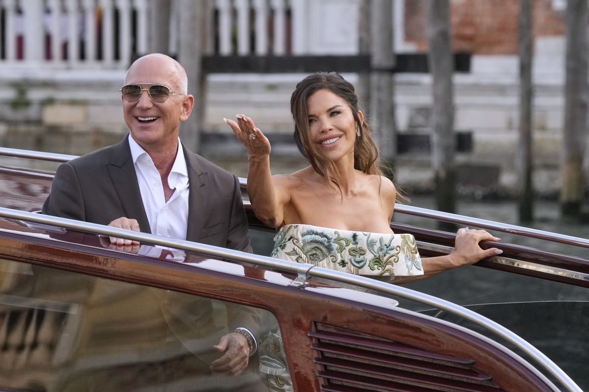 Jeff Bezos e Lauren Sanchez innamorati del Belpaese: ecco quale città italiana hanno scelto per la luna di miele