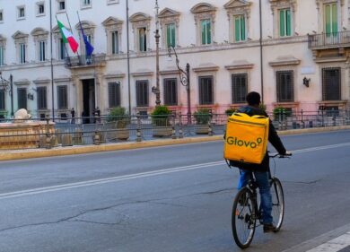 Caldo estremo? Glovo premia i suoi rider con un bonus, ma è una beffa: pochi centesimi in più per lavorare sotto il sole