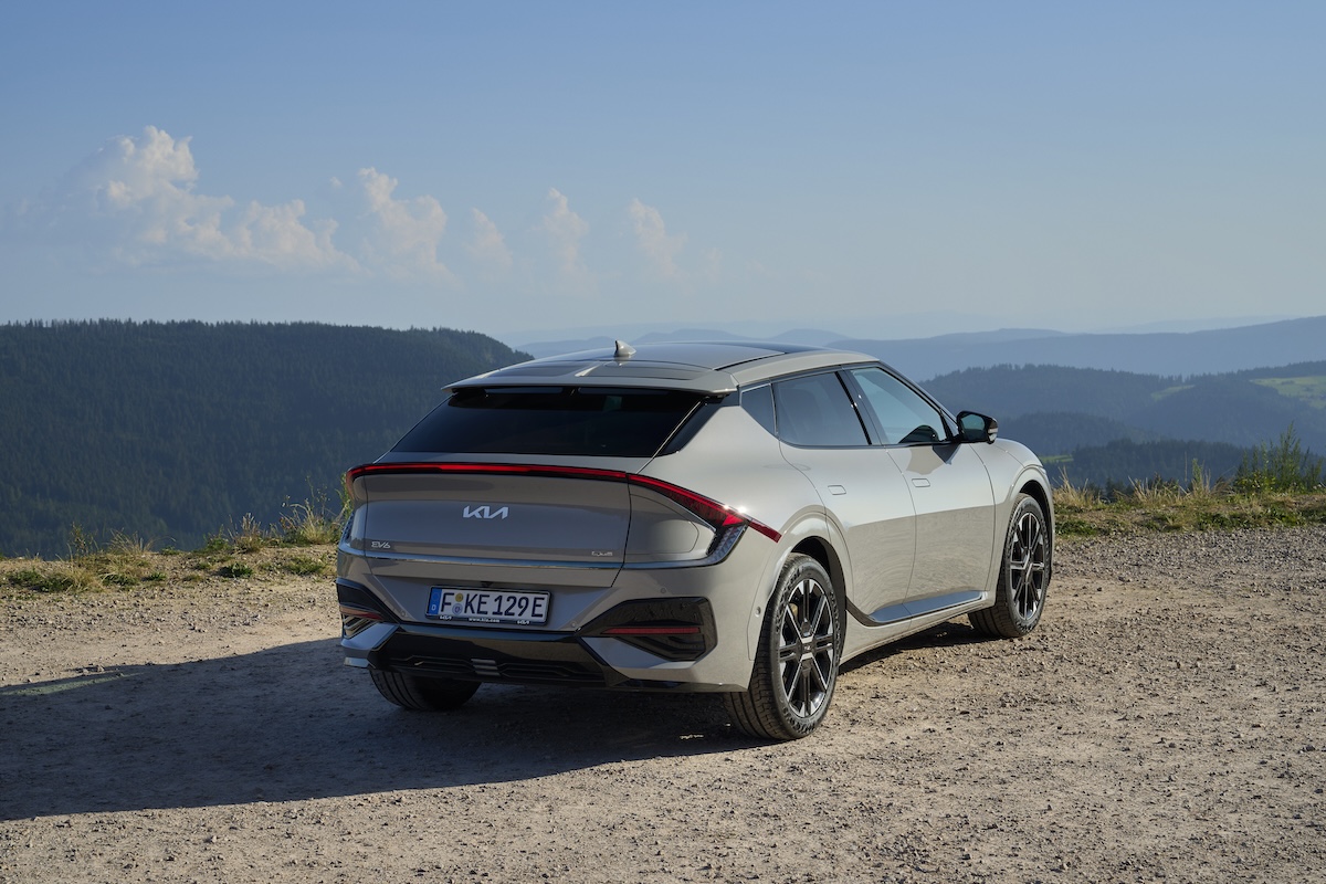 Kia EV6 si rinnova: fino a 582 km di autonomia e un look tutto nuovo Kia EV6 si rinnova: fino a 582 km di autonomia e un look tutto nuovo