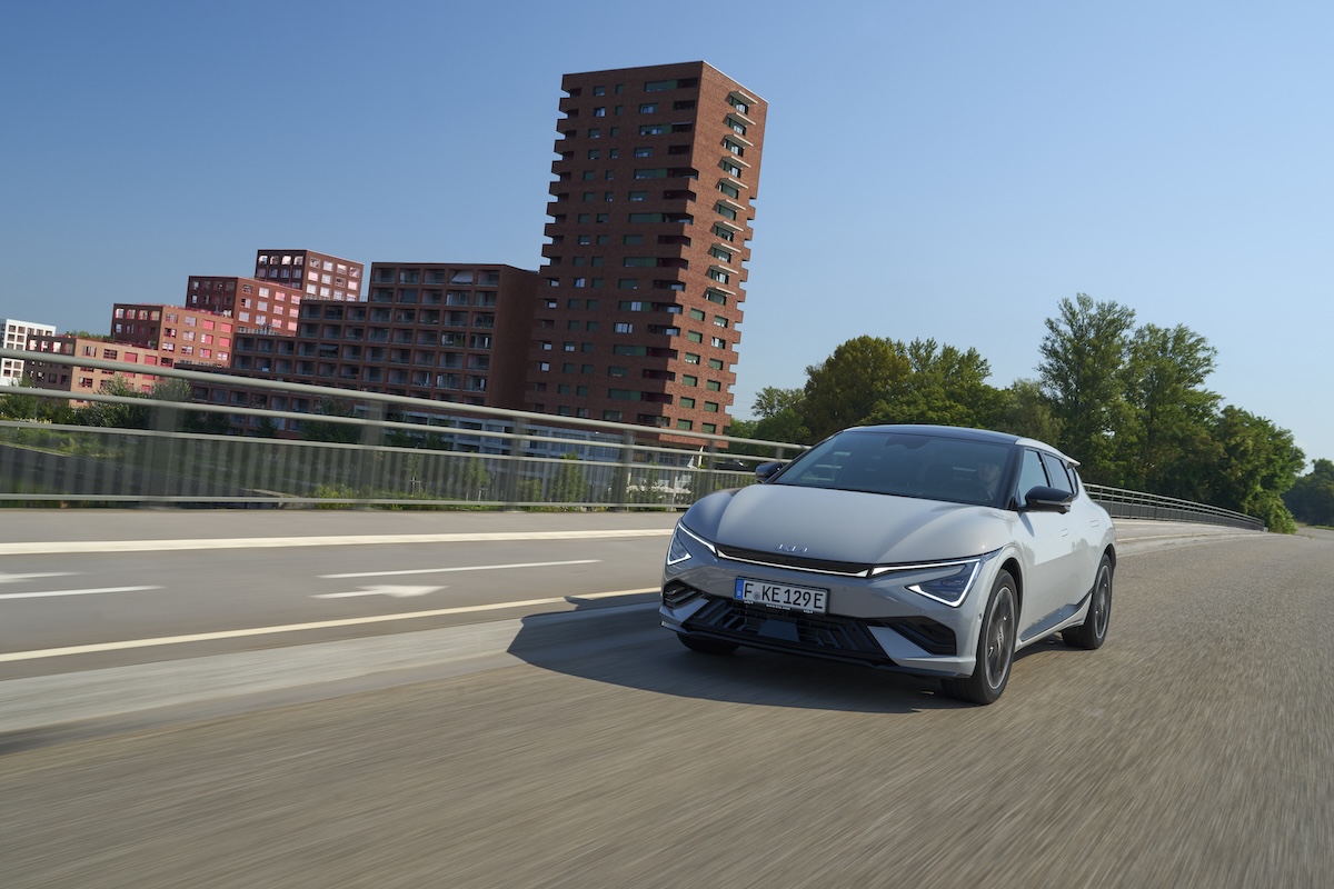 Kia EV6 si rinnova: fino a 582 km di autonomia e un look tutto nuovo Kia EV6 si rinnova: fino a 582 km di autonomia e un look tutto nuovo