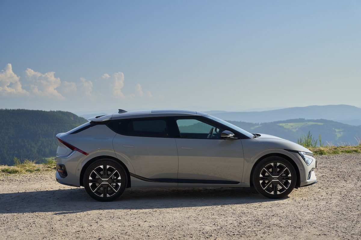 Kia EV6 si rinnova: fino a 582 km di autonomia e un look tutto nuovo Kia EV6 si rinnova: fino a 582 km di autonomia e un look tutto nuovo