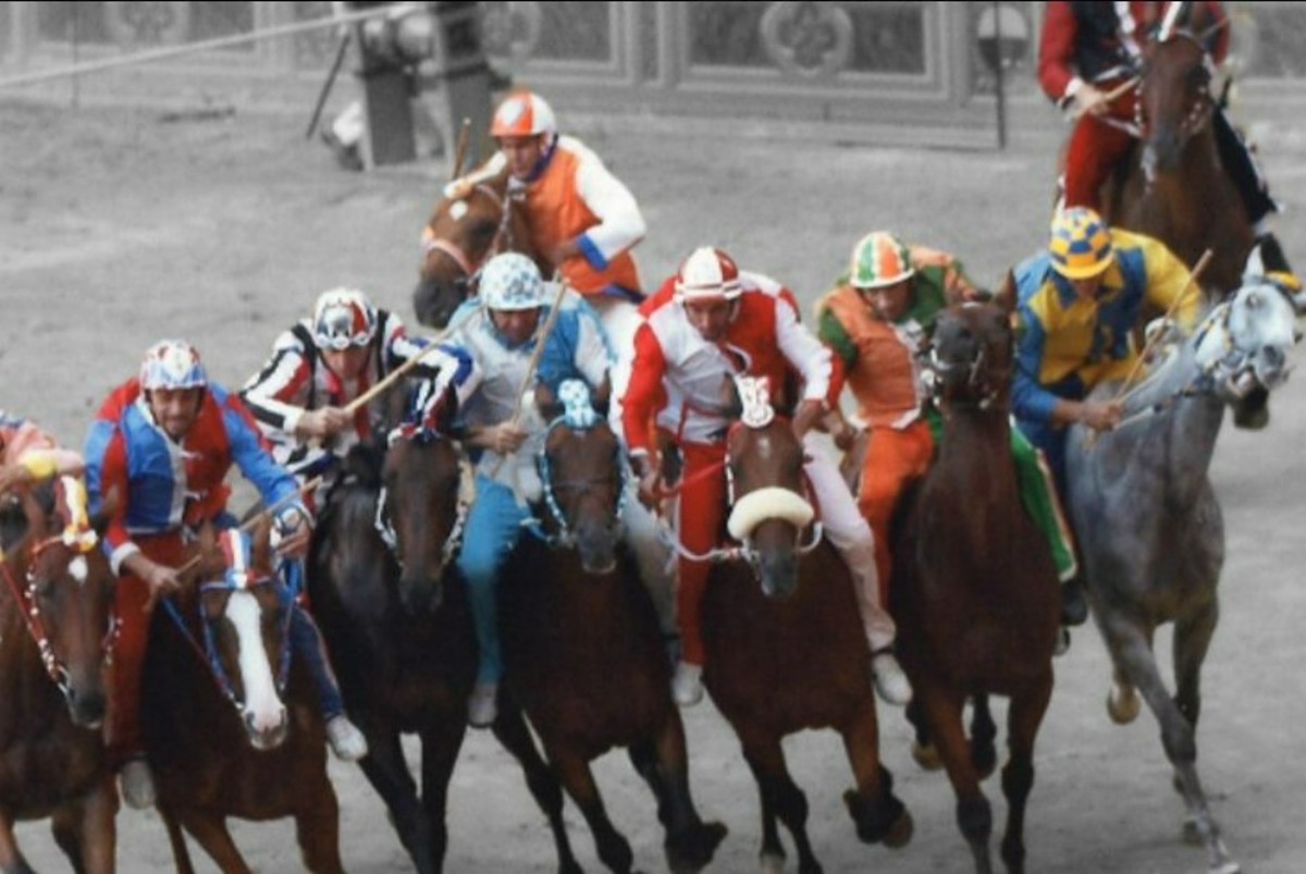 Palio Siena 2025: piove su Piazza del Campo, corsa rinviata – Ecco quando Palio Siena 2025: piove su Piazza del Campo, corsa rinviata – Ecco quando