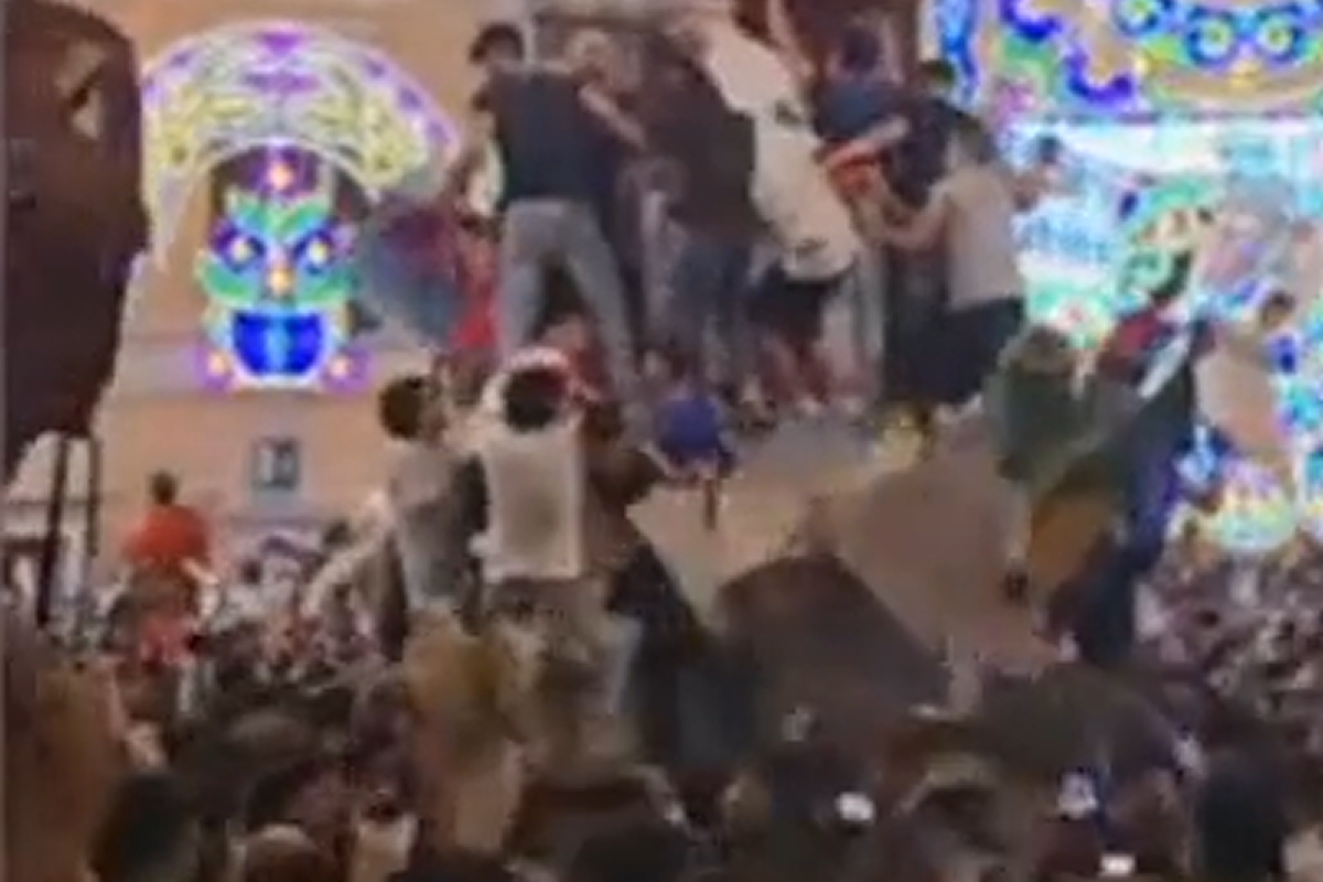 Matera, caos durante l’assalto al carro della Bruna: uomo si lancia dalle luminarie, sette feriti Matera, caos durante l’assalto al carro della Bruna: uomo si lancia dalle luminarie, sette feriti