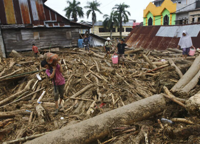 Tragedia in Indonesia, affonda un traghetto diretto a Bali a causa del maltempo: morti e dispersi
