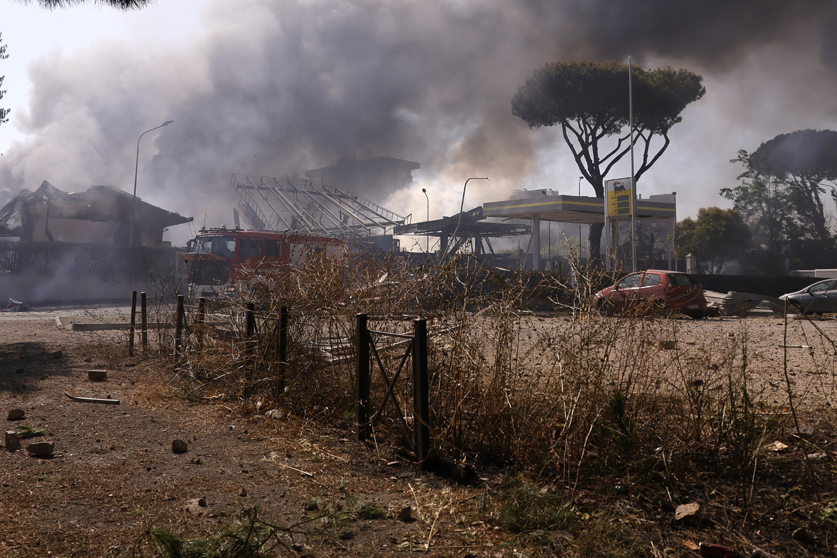Roma, esplosioni al distributore: 45 feriti, due sono gravi. La protezione civile: “Tenete chiuse le finestre” Roma, esplosioni al distributore: 45 feriti, due sono gravi. La protezione civile: “Tenete chiuse le finestre”
