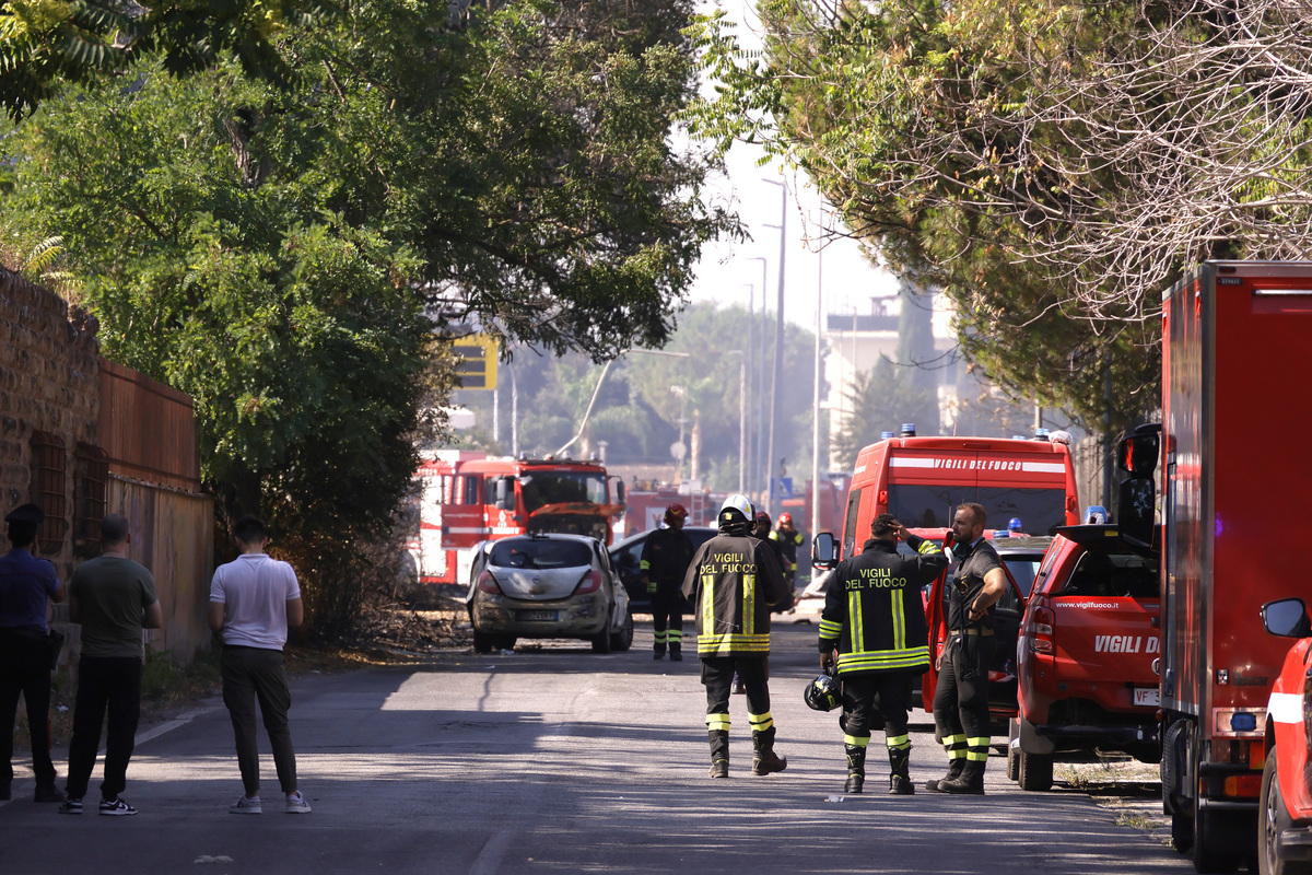 Roma, esplosioni al distributore: 45 feriti, due sono gravi. La protezione civile: “Tenete chiuse le finestre” Roma, esplosioni al distributore: 45 feriti, due sono gravi. La protezione civile: “Tenete chiuse le finestre”