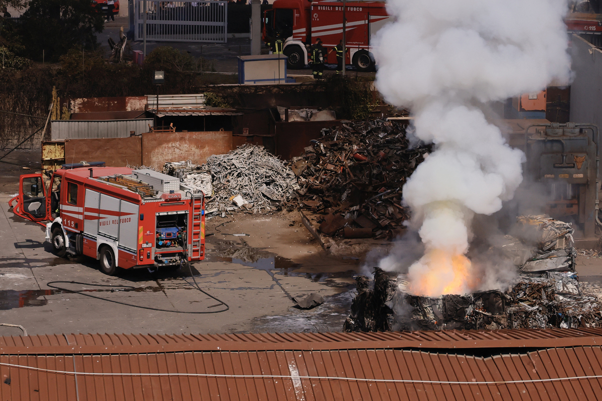 Roma, esplosioni al distributore: 45 feriti, due sono gravi. La protezione civile: “Tenete chiuse le finestre” Roma, esplosioni al distributore: 45 feriti, due sono gravi. La protezione civile: “Tenete chiuse le finestre”