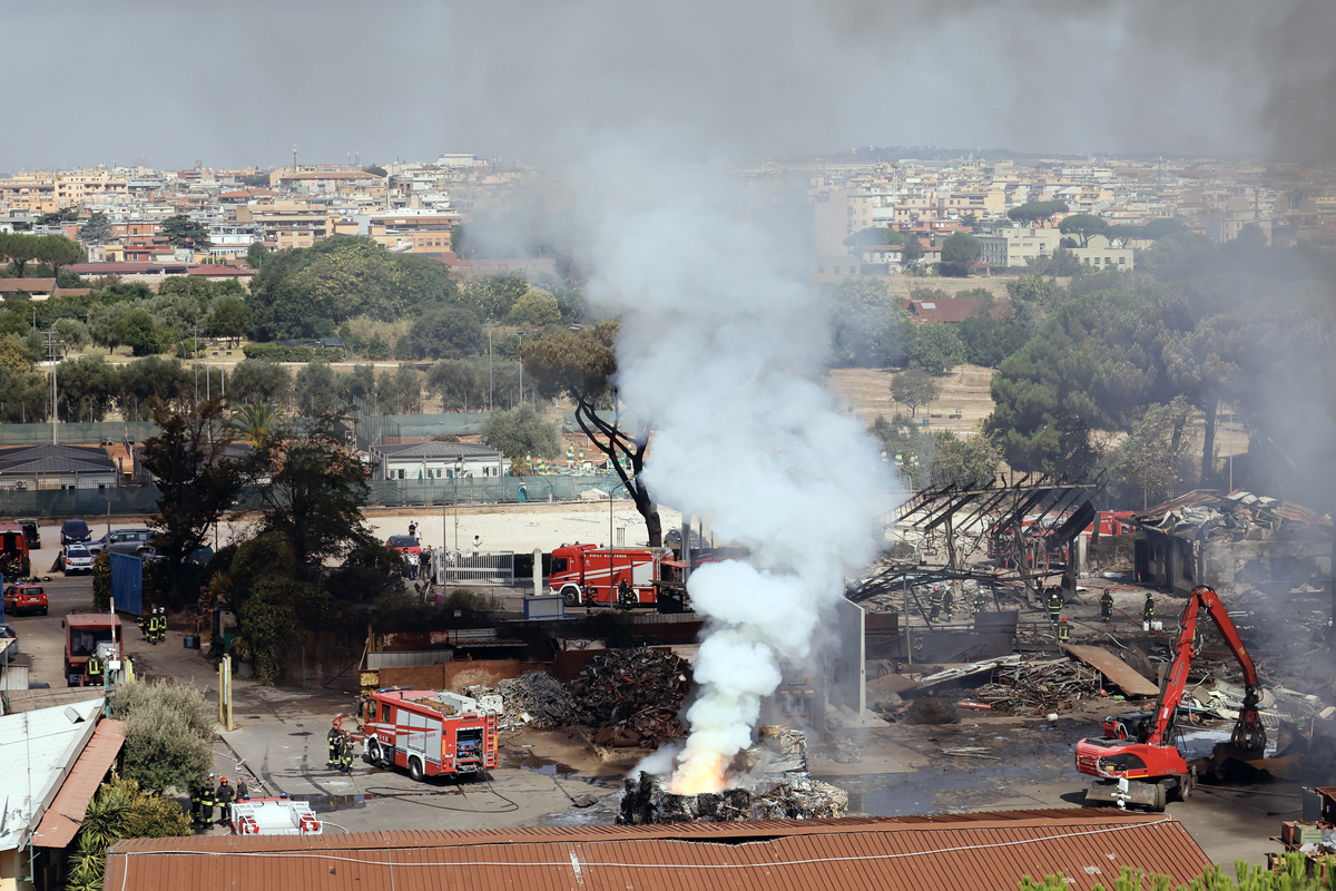 Roma, esplosioni al distributore: 45 feriti, due sono gravi. La protezione civile: “Tenete chiuse le finestre” Roma, esplosioni al distributore: 45 feriti, due sono gravi. La protezione civile: “Tenete chiuse le finestre”