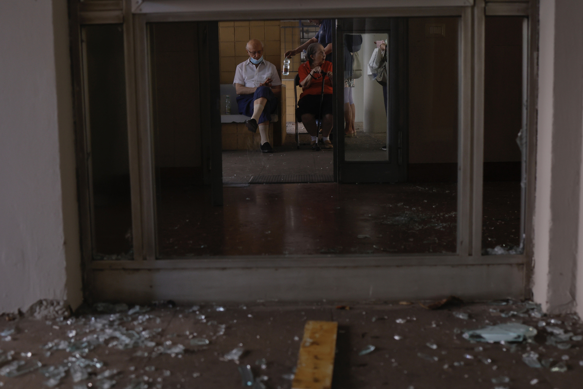 Roma, esplosioni al distributore: 45 feriti, due sono gravi. La protezione civile: “Tenete chiuse le finestre” Roma, esplosioni al distributore: 45 feriti, due sono gravi. La protezione civile: “Tenete chiuse le finestre”