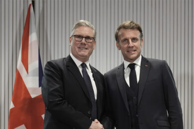 Guerra in Ucraina, l’Europa ci riprova: i Volenterosi preparano un nuovo summit, al timone Macron e Starmer