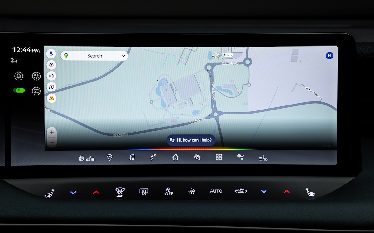 Nissan LEAF 2025: l’elettrica che parla europeo, corre per 604 km e si comanda con Google