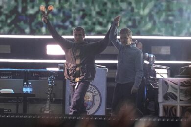 Oasis, ‘è bello essere tornati’, a Cardiff oltre 70mila fan per la storica reunion di Liam e Noel Gallagher – Il commovente omaggio a Diogo Jota,
